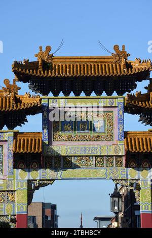 Arco cinese, Archway, Ornamental Gate, Gateway o Entrance, conosciuto come paifang o Pailou, costruito nel 1999-2000, a Chinatown in Nelson Street Liverpool Foto Stock