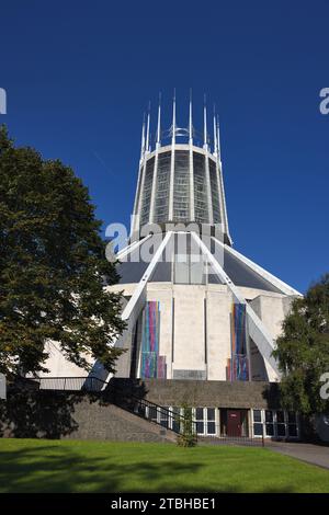 Facciata est e ingresso alla cattedrale metropolitana di Liverpool (1962-67) o alla cattedrale cattolica di Frederick Gibberd Liverpool Inghilterra Regno Unito Foto Stock