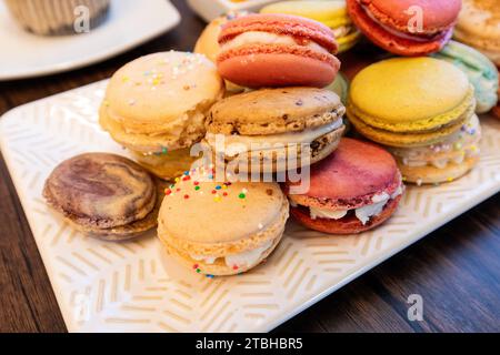 Macaron colorato su vassoio da festa Foto Stock