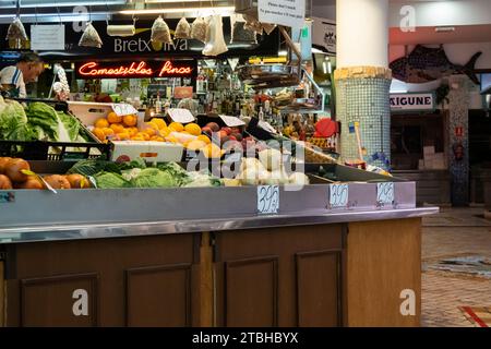 San Sebastián, Spagna - 29 giugno 2023: Prodotti e prodotti locali in vendita nel tradizionale mercato locale nel centro di Old Tow Foto Stock