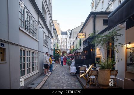 Parigi, Francia - 8 ottobre 2023: Veduta della pittoresca Cour du Commerce Saint Andre, un marciapiede con vari bar e ristoranti a Parigi Foto Stock