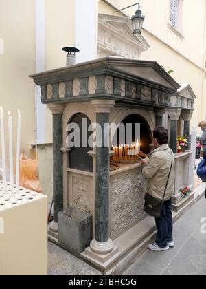 Korfu Stadt, Grecia. 6 maggio 2022. La gente accende le candele di fronte alla chiesa greco-ortodossa di Agios Spiridon, dedicata al santo patrono dell'isola, nella città di Corfù, sull'isola ionica di Corfù, in Grecia. Crediti: Beate Schleep/dpa/Alamy Live News Foto Stock