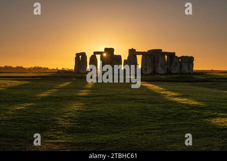 Tramonto invernale a Stonehenge nel Wiltshire, Inghilterra. Inverno (febbraio) 2023. Foto Stock