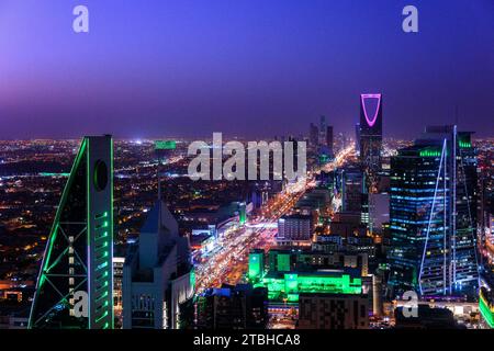 La capitale saudita Riyadh è stata vista dalla torre al Faisaliah, a Riyadh, in Arabia Saudita, il 28 settembre 2022. Riyadh è la capitale e la città più grande dell'Arabia Saudita. È la città più grande della penisola arabica. La città si trova ad una media di 600 metri sopra il livello del mare e riceve circa 5 milioni di turisti ogni anno, rendendola la quarantanovesima città più visitata al mondo e la sesta in Medio Oriente. Foto di Ammar Abd Rabbo/ABACAPRESS.COM Credit: Abaca Press/Alamy Live News Foto Stock