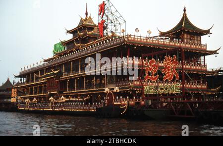 1980's Hong Kong - ristorante galleggiante Jumbo nel porto di Aberdeen, Hong Kond Island foto di Tony Henshaw Archive Foto Stock