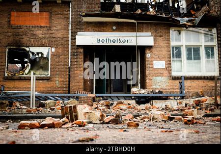 Rotterdam, Paesi Bassi. 7 dicembre 2023. ROTTERDAM - resti dell'incendio che infuriò in una chiesa di Rotterdam su Oranjestraat, nel distretto di Overschie. Il tetto della chiesa è completamente crollato e l'edificio deve essere considerato perduto. ANP IRIS VAN DEN BROEK netherlands Out - belgium Out Credit: ANP/Alamy Live News Foto Stock