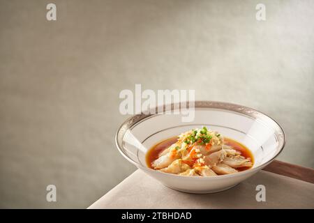 Granchi imbevuti di liquore sul piatto，granchio conservato con vino, granchio crudo marinato in salsa di soia, granchio sottaceto Foto Stock