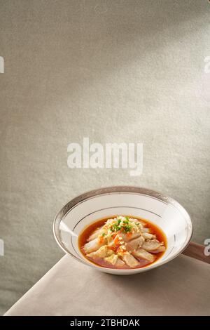 Granchi imbevuti di liquore sul piatto，granchio conservato con vino, granchio crudo marinato in salsa di soia, granchio sottaceto Foto Stock