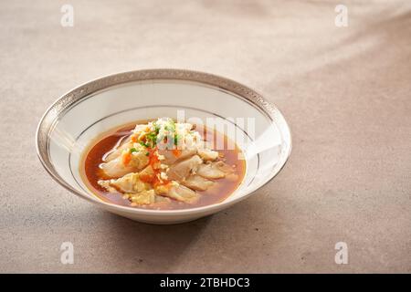 Granchi imbevuti di liquore sul piatto，granchio conservato con vino, granchio crudo marinato in salsa di soia, granchio sottaceto Foto Stock