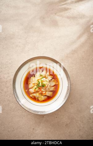 Granchi imbevuti di liquore sul piatto，granchio conservato con vino, granchio crudo marinato in salsa di soia, granchio sottaceto Foto Stock