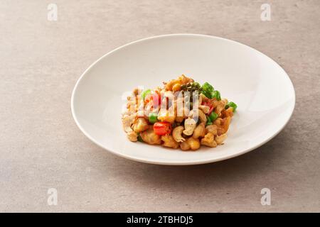 （Pollo saltato in padella ） a dadini con noci d'anacardi，pollo Kung Pao Foto Stock