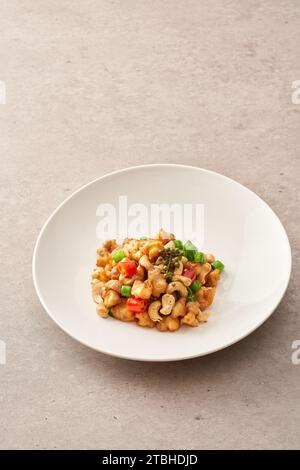 （Pollo saltato in padella ） a dadini con noci d'anacardi，pollo Kung Pao Foto Stock