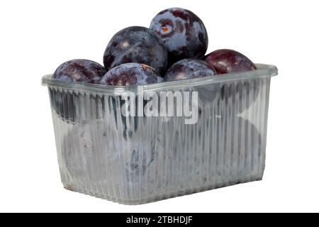 Prugne nere confezionate isolate su sfondo bianco. Prodotti agricoli biologici. Deliziose prugne nere Foto Stock