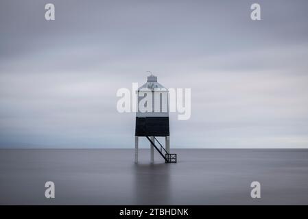Il faro di Burrnham Low con trampolino all'alta marea, Burnham on Sea, Somerset, Inghilterra. Inverno (febbraio) 2023. Foto Stock