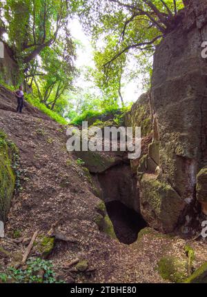 Cerveteri (Italia) - accanto a Roma, Cerveteri è una delle più importanti città etrusche con necropoli archeologica namen Banditaccia, via degli Inferi Foto Stock