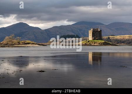 Castle Stalker si riflette nelle calme acque di Loch Laich, Port Appin, Argyll, Scozia. Primavera (marzo) 2023. Foto Stock