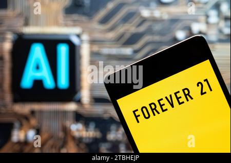 Hong Kong, Cina. 3 novembre 2023. In questa immagine fotografica, il logo Forever 21 del rivenditore di moda americano è visualizzato su uno smartphone con un chip di intelligenza artificiale (ai) e un simbolo sullo sfondo. (Foto di Budrul Chukrut/SOPA Images/Sipa USA) **** esclusivamente a scopo editoriale *** credito: SIPA USA/Alamy Live News Foto Stock