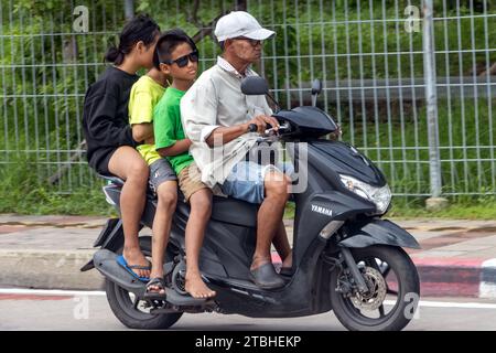 SAMUT PRAKAN, THAILANDIA, 30 2023 settembre, Una famiglia cavalca una moto insieme Foto Stock