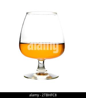 Bicchiere di cognac isolato su sfondo bianco. Cognac bevanda alcolica. Bar. Menu bevande. Foto Stock