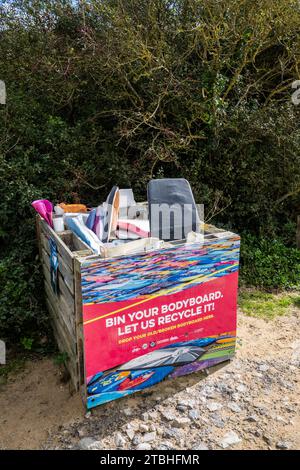 Un cestino per il riciclaggio dei bodyboard presso Crantock a Newquay, in Cornovaglia, nel Regno Unito. Foto Stock