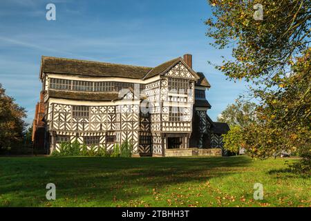 Little Moreton Hall, una casa padronale con fossato in legno Tudor vicino a Congleton, nel Cheshire, in Inghilterra. Autunno (ottobre) 2023. Foto Stock