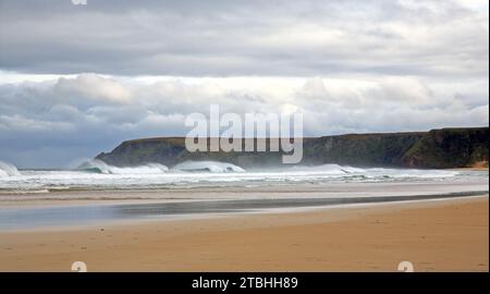 Onde che si infrangono contro la forza di raffica venti al largo a nord di Stornoway, sulla costa orientale dell'Isola di Lewis, Ebridi esterne, Scozia. Foto Stock