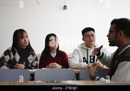 (231207) -- TIANJIN, 7 dicembre 2023 (Xinhua) -- Raydis Franco (1st R) parla con un team di studenti responsabile della scrittura di sceneggiature e della diffusione di video all'Università di Nankai, nella provincia di Tianjin nella Cina settentrionale, 4 dicembre 2023. Raydis Franco dal Venezuela e Santiago Arag¨®n dalla Spagna sono entrambi insegnanti di spagnolo che lavorano presso il College of Foreign Languages dell'Università Nankai, nel nord della Cina, a Tianjin. Attratti dalla cultura cinese, hanno iniziato a imparare ed eseguire il cross-talk cinese in spagnolo. Franco è il dougen, uno speaker leader che offre battute e battute, mentre Arag¨®n non lo fa Foto Stock