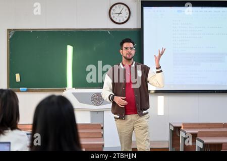 (231207) -- TIANJIN, 7 dicembre 2023 (Xinhua) -- Raydis Franco tiene una conferenza all'Università di Nankai, provincia di Tianjin nella Cina settentrionale, 4 dicembre 2023. Raydis Franco dal Venezuela e Santiago Arag¨®n dalla Spagna sono entrambi insegnanti di spagnolo che lavorano presso il College of Foreign Languages dell'Università Nankai, nel nord della Cina, a Tianjin. Attratti dalla cultura cinese, hanno iniziato a imparare ed eseguire il cross-talk cinese in spagnolo. Franco è il dougen, un relatore principale che fornisce battute e battute, mentre Arag¨®n interpreta il ruolo di penggen, un attore di supporto che reagisce alle parole del relatore principale. Foto Stock