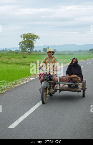 Aceh, Indonesia - dicembre 2023: Attività mattutine nel villaggio di Montasik Foto Stock