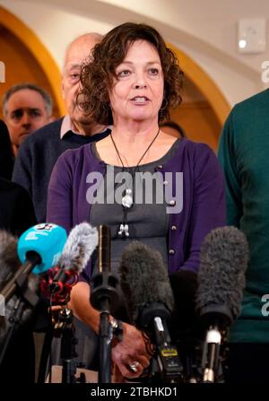 Julia Waters, sorella di Ruth Perry, parlando con i media del Reading Town Hall alla fine dell'inchiesta per la preside, dove il coroner Heidi Connor concluse un'ispezione di Ofsted 'probabilmente contribuito' alla sua morte. La onorevole Perry si è tolta la vita dopo che una relazione del cane da guardia ha declassato la sua scuola elementare Caversham leggendo dal suo punteggio più alto al più basso per quanto riguarda la tutela delle preoccupazioni. Data immagine: Giovedì 7 dicembre 2023. Foto Stock