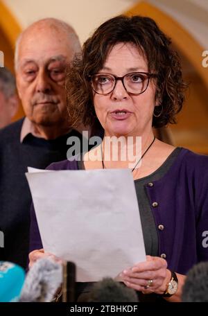 Julia Waters, sorella di Ruth Perry, parlando con i media del Reading Town Hall alla fine dell'inchiesta per la preside, dove il coroner Heidi Connor concluse un'ispezione di Ofsted 'probabilmente contribuito' alla sua morte. La onorevole Perry si è tolta la vita dopo che una relazione del cane da guardia ha declassato la sua scuola elementare Caversham leggendo dal suo punteggio più alto al più basso per quanto riguarda la tutela delle preoccupazioni. Data immagine: Giovedì 7 dicembre 2023. Foto Stock