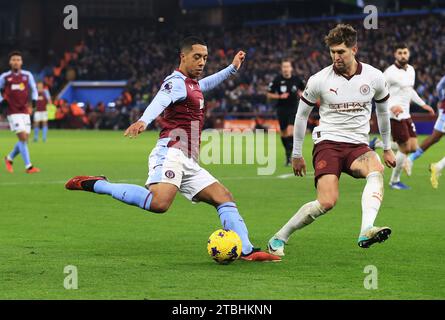 Birmingham, Regno Unito. 6 dicembre 2023. Youri Tielemans dell'Aston Villa viene sfidato da John Stones del Manchester City durante la partita di Premier League a Villa Park, Birmingham. Credito immagine dovrebbe leggere: Cameron Smith/Sportimage credito: Sportimage Ltd/Alamy Live News Foto Stock