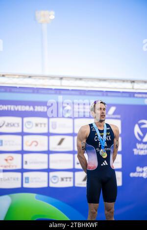 Dorian Coninx alla cerimonia di premiazione come vincitore a Pontevedra nel Triathlon World Championship Series 2023. Foto Stock