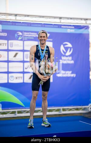 Dorian Coninx alla cerimonia di premiazione come vincitore a Pontevedra nel Triathlon World Championship Series 2023. Foto Stock