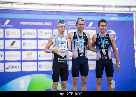 Dorian Coninx, Tim Hellwig, Pierre le Corre alla cerimonia di premiazione come vincitore a Pontevedra nel Triathlon World Championship Series 2023. Foto Stock