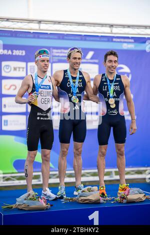 Dorian Coninx, Tim Hellwig, Pierre le Corre alla cerimonia di premiazione come vincitore a Pontevedra nel Triathlon World Championship Series 2023. Foto Stock