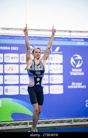 Dorian Coninx alla cerimonia di premiazione come vincitore a Pontevedra nel Triathlon World Championship Series 2023. Foto Stock