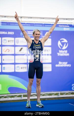 Dorian Coninx alla cerimonia di premiazione come vincitore a Pontevedra nel Triathlon World Championship Series 2023. Foto Stock