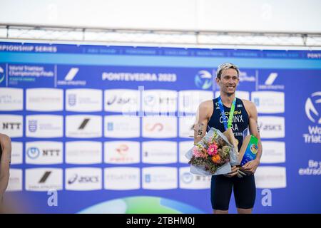 Dorian Coninx alla cerimonia di premiazione come vincitore a Pontevedra nel Triathlon World Championship Series 2023. Foto Stock