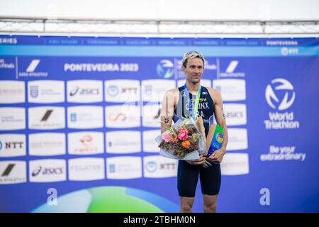 Dorian Coninx alla cerimonia di premiazione come vincitore a Pontevedra nel Triathlon World Championship Series 2023. Foto Stock