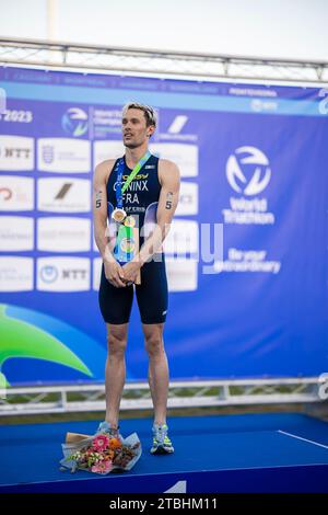 Dorian Coninx alla cerimonia di premiazione come vincitore a Pontevedra nel Triathlon World Championship Series 2023. Foto Stock