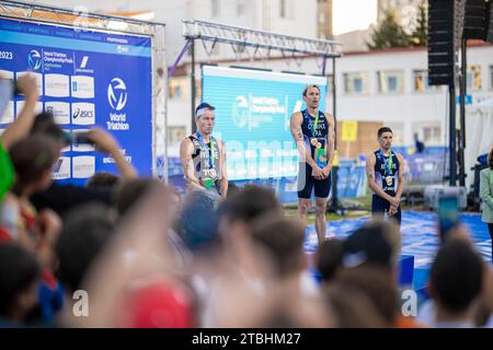 Dorian Coninx, Tim Hellwig, Léo Bergere alla cerimonia di premiazione come vincitore a Pontevedra nel Triathlon World Championship Series 2023. Foto Stock