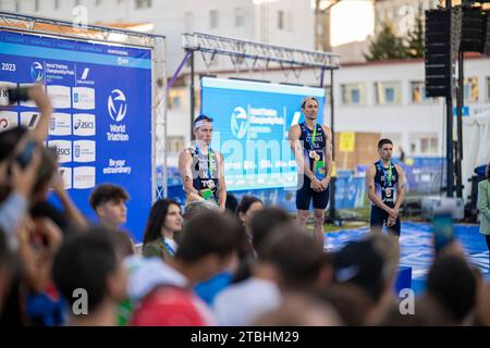 Dorian Coninx, Tim Hellwig, Léo Bergere alla cerimonia di premiazione come vincitore a Pontevedra nel Triathlon World Championship Series 2023. Foto Stock