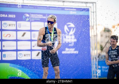 Dorian Coninx alla cerimonia di premiazione come vincitore a Pontevedra nel Triathlon World Championship Series 2023. Foto Stock