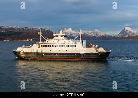 Traghetto Rodoy RO-RO/passeggeri, traversata di Bodo da Nesna a Nordland, Norvegia, Scandinavia, Europa a ottobre Foto Stock