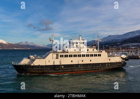 Traghetto Rodoy RO-RO/passeggeri, traversata di Bodo da Nesna a Nordland, Norvegia, Scandinavia, Europa a ottobre Foto Stock