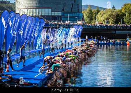 Tour Elite maschile di nuoto a Pontevedra nel Triathlon World Championship Series 2023. Foto Stock