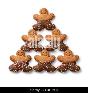 Happy Chocolate Ginger men biscotti in file isolate su sfondo bianco da vicino Foto Stock