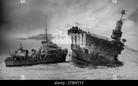 Il 14 novembre 1941, la portaerei 'Ark Royal' era con la flotta del Mediterraneo quando fu colpita da siluri di un U-Boat tedesco durante la seconda guerra mondiale. Sono stati fatti tentativi di trainarla al porto, ma lei ha elencato e sventato. Prima di affondare un cacciatorpediniere della Royal Navy prese l'equipaggio rimanente; incredibilmente solo una persona morì per il complemento di 1.600 uomini della nave. Foto Stock