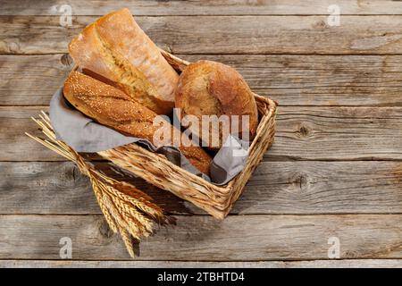 Varietà di pane assortite in un incantevole cestino, pronto per essere gustato. Con spazio di copia Foto Stock